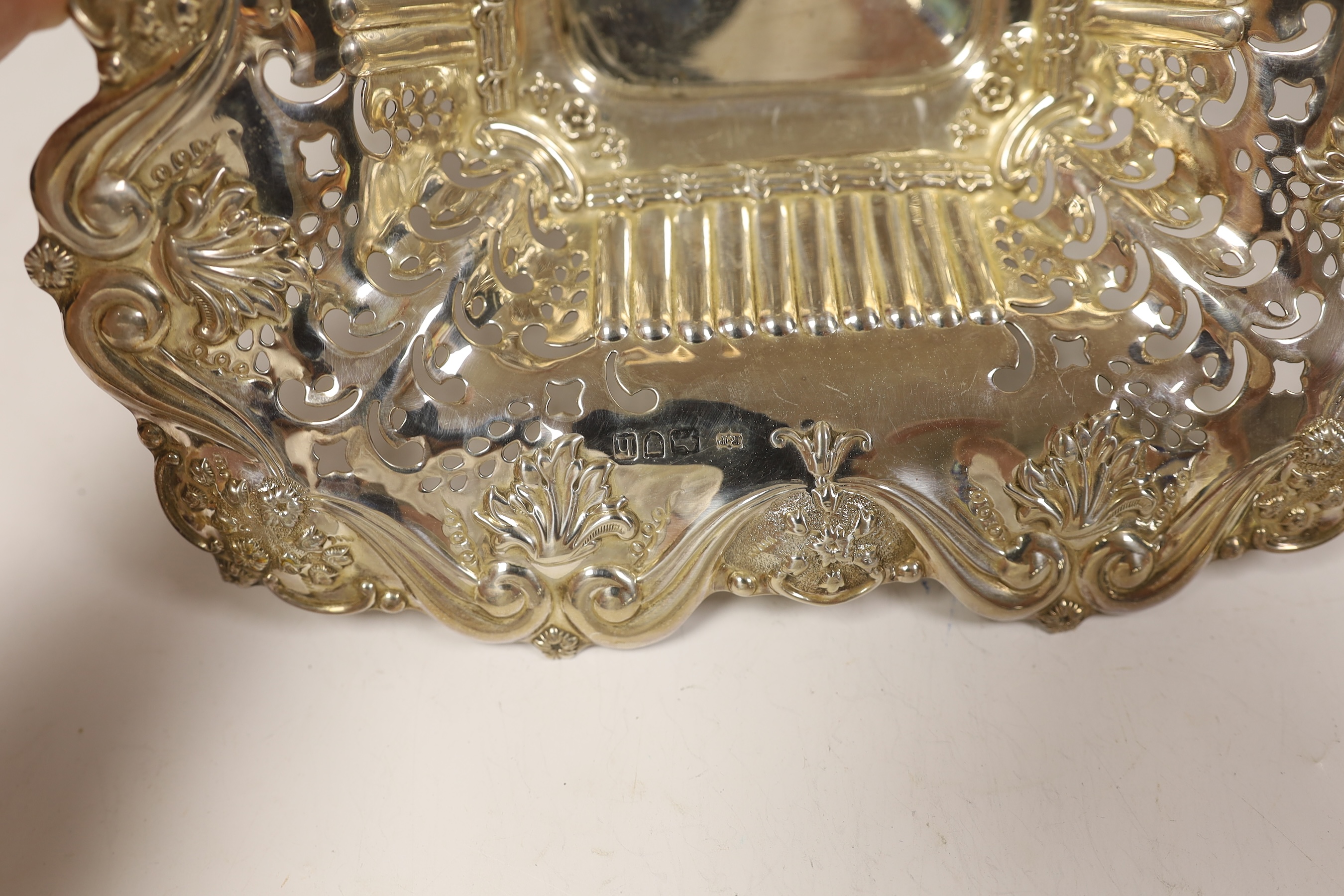 An Edwardian repousse silver fruit basket, Robert Pringle & Sons, London, 1903, 29.4cm, 19.2oz.